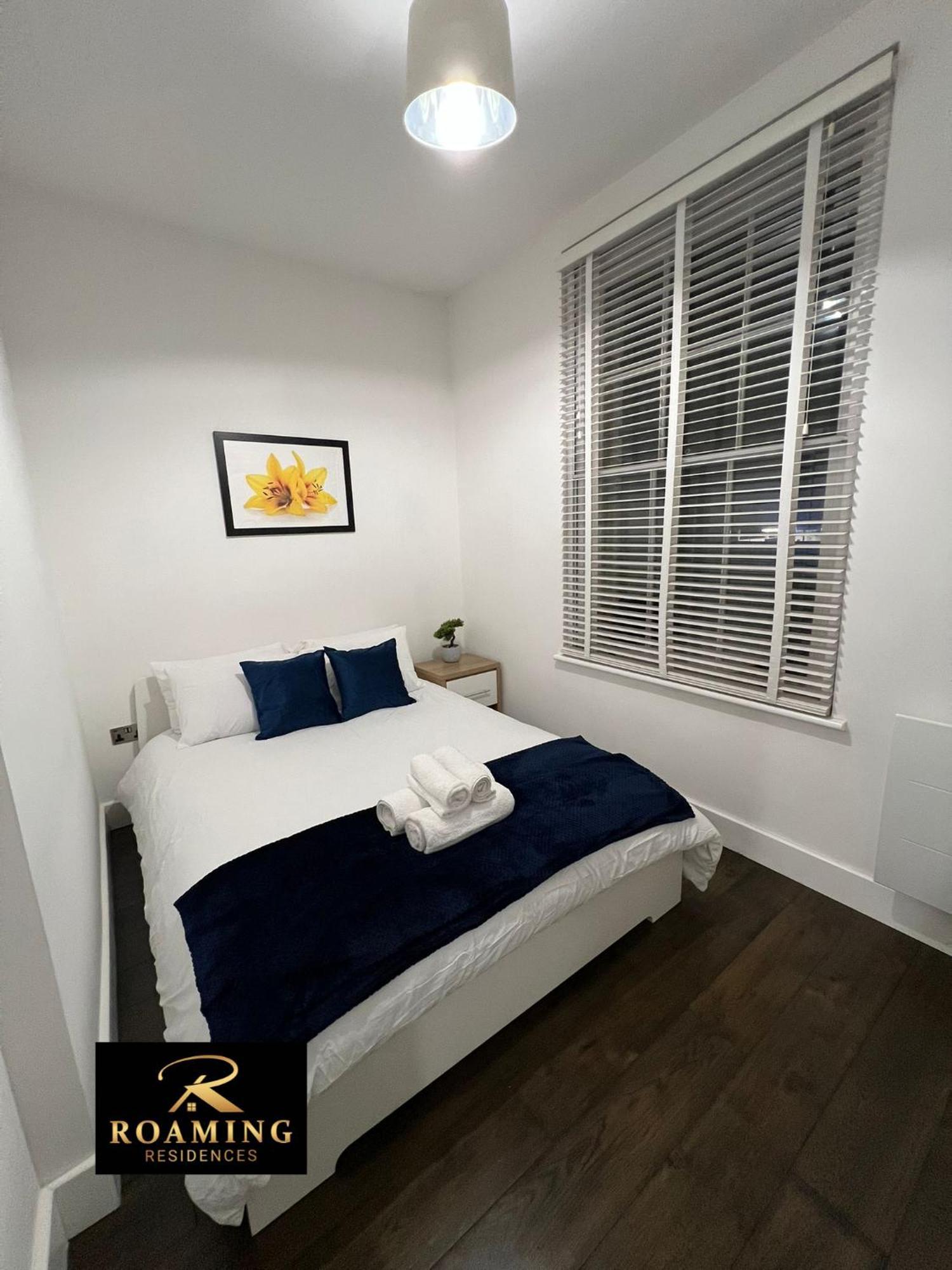 Sleeps 8 - - Free Secure Parking - 2 Bath * Reading