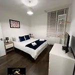 Sleeps 8 - Central - Free Secure Parking - 2 Bath