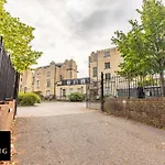 Sleeps 8 - Central - Free Secure Parking - 2 Bath