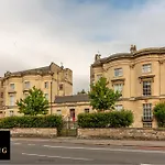 Sleeps 8 - Central - Free Secure Parking - 2 Bath