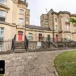 Sleeps 8 - Central - Free Secure Parking - 2 Bath