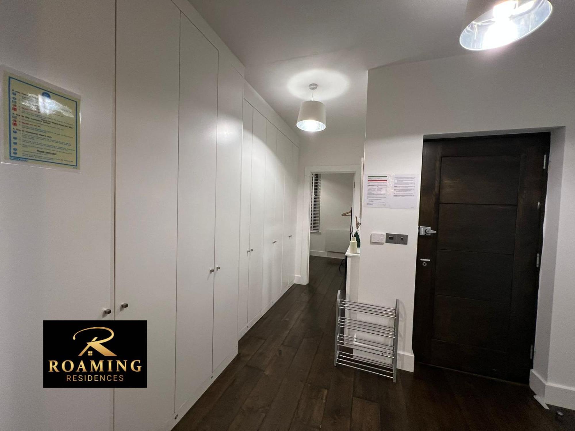 Apartment Sleeps 8 - - Free Secure Parking - 2 Bath