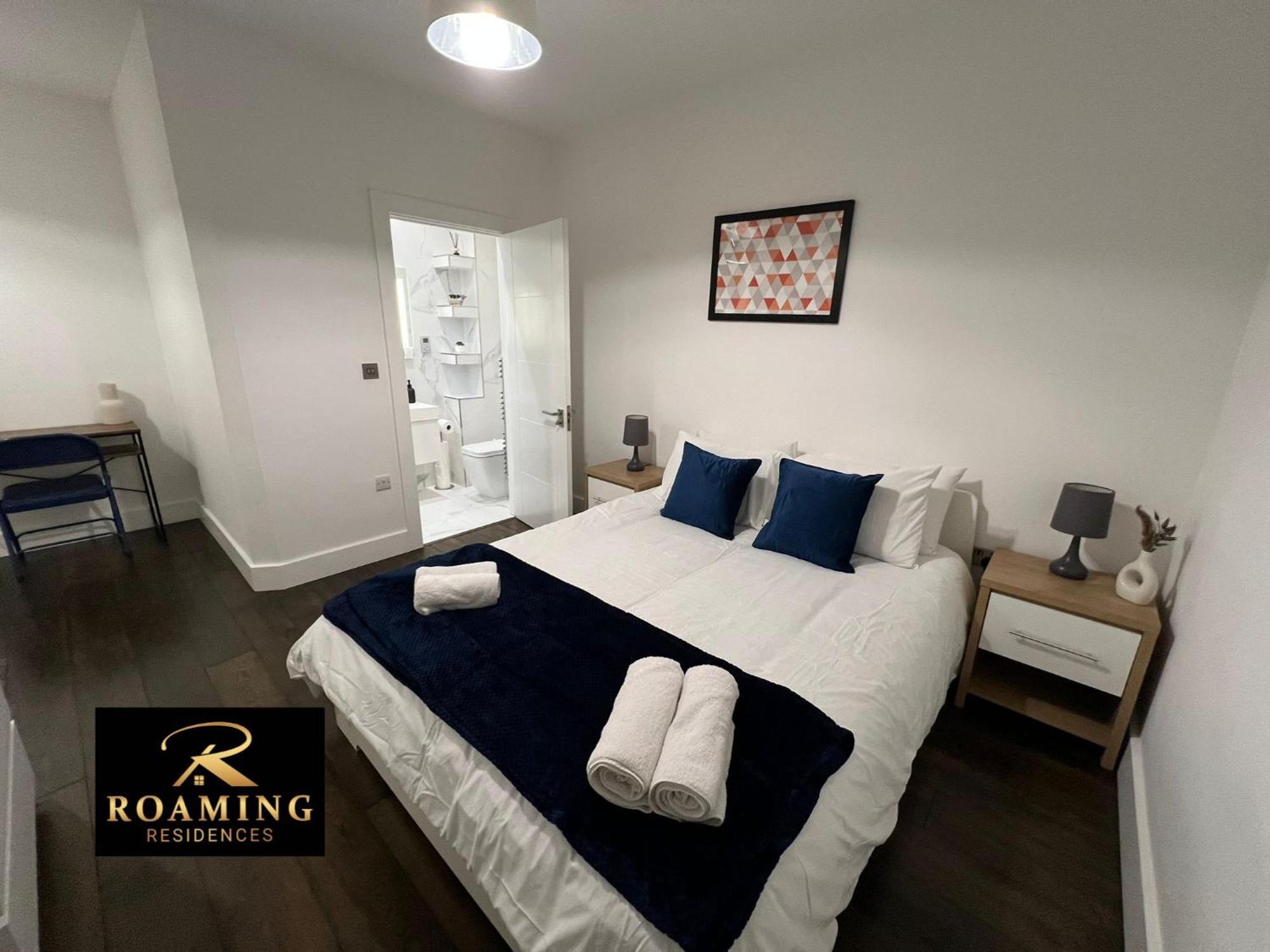 Sleeps 8 - - Free Secure Parking - 2 Bath Apartment Reading