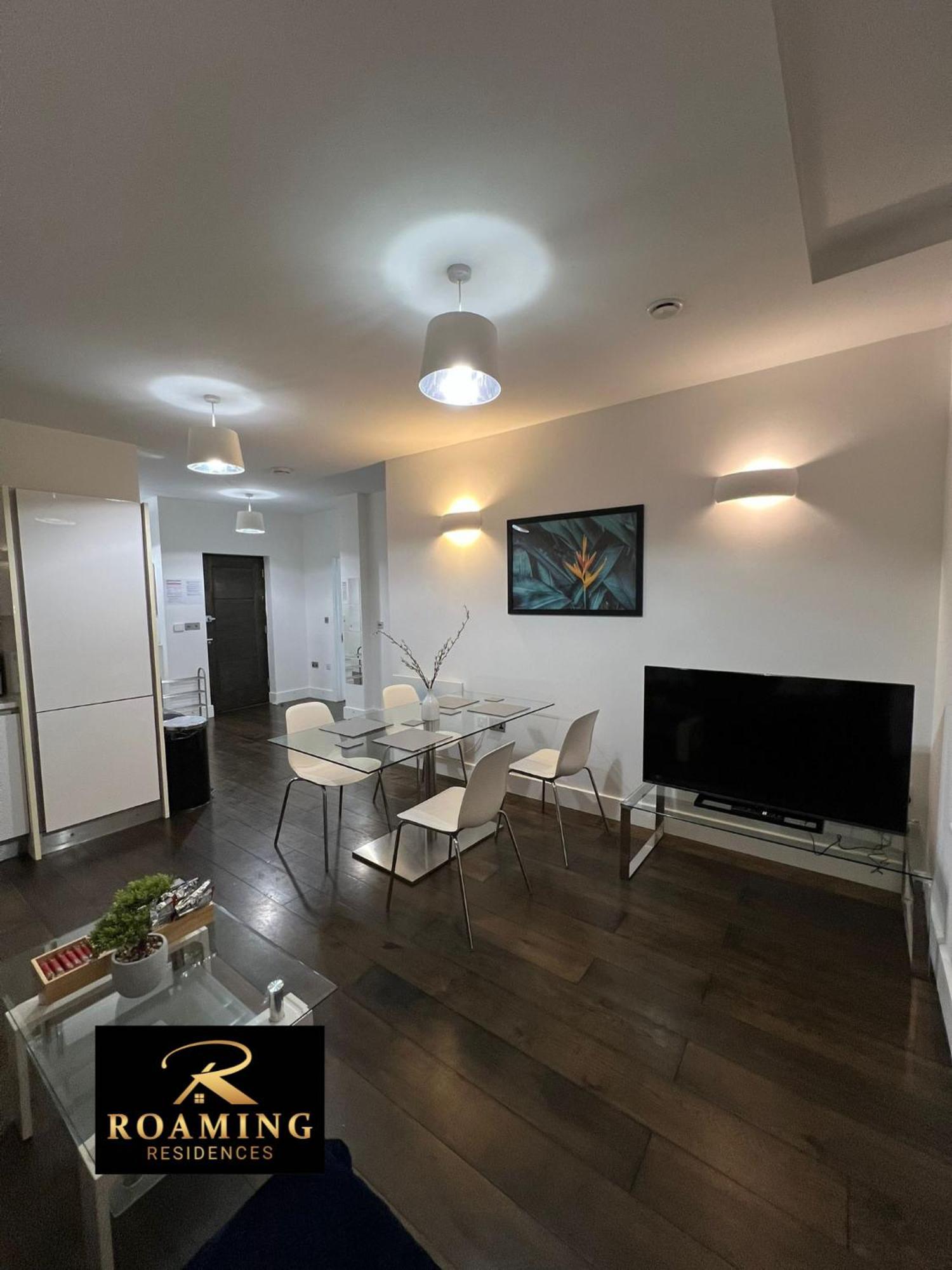 Sleeps 8 - - Free Secure Parking - 2 Bath Apartment