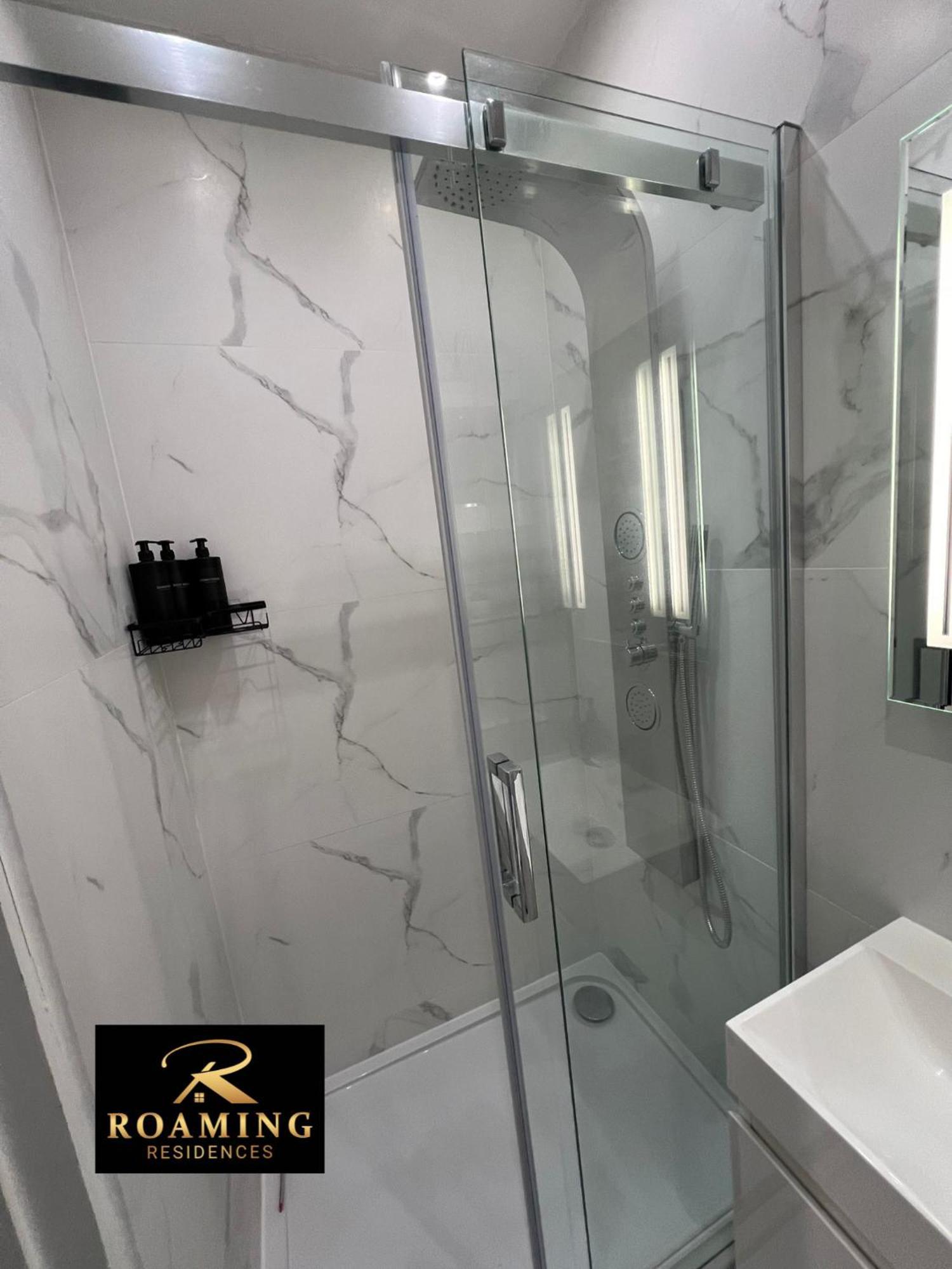 Sleeps 8 - - Free Secure Parking - 2 Bath Apartment *
