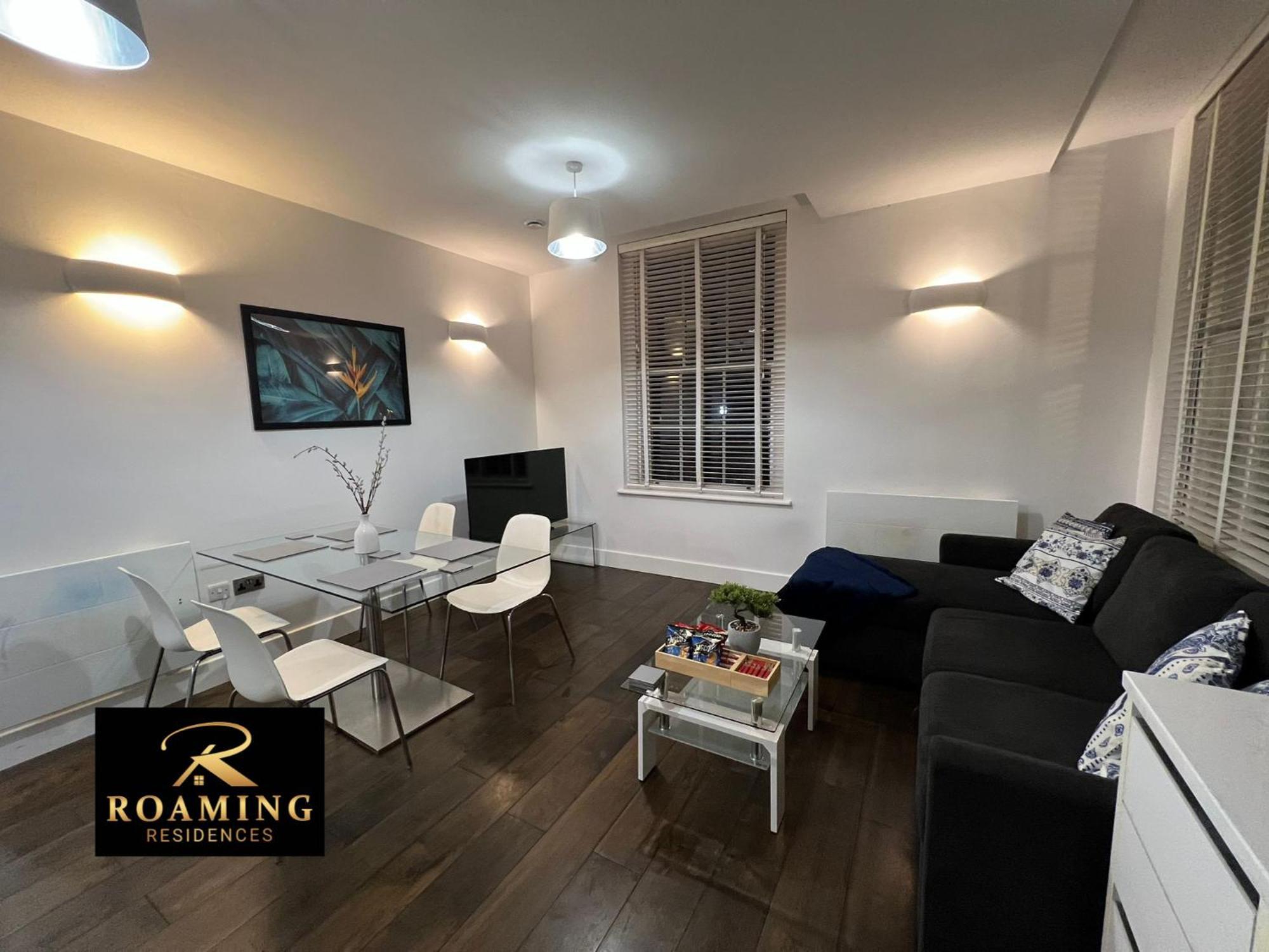 Sleeps 8 - - Free Secure Parking - 2 Bath * Reading