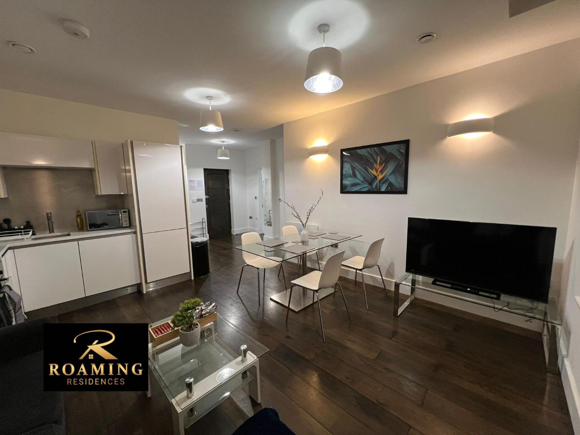 Apartment Sleeps 8 - - Free Secure Parking - 2 Bath