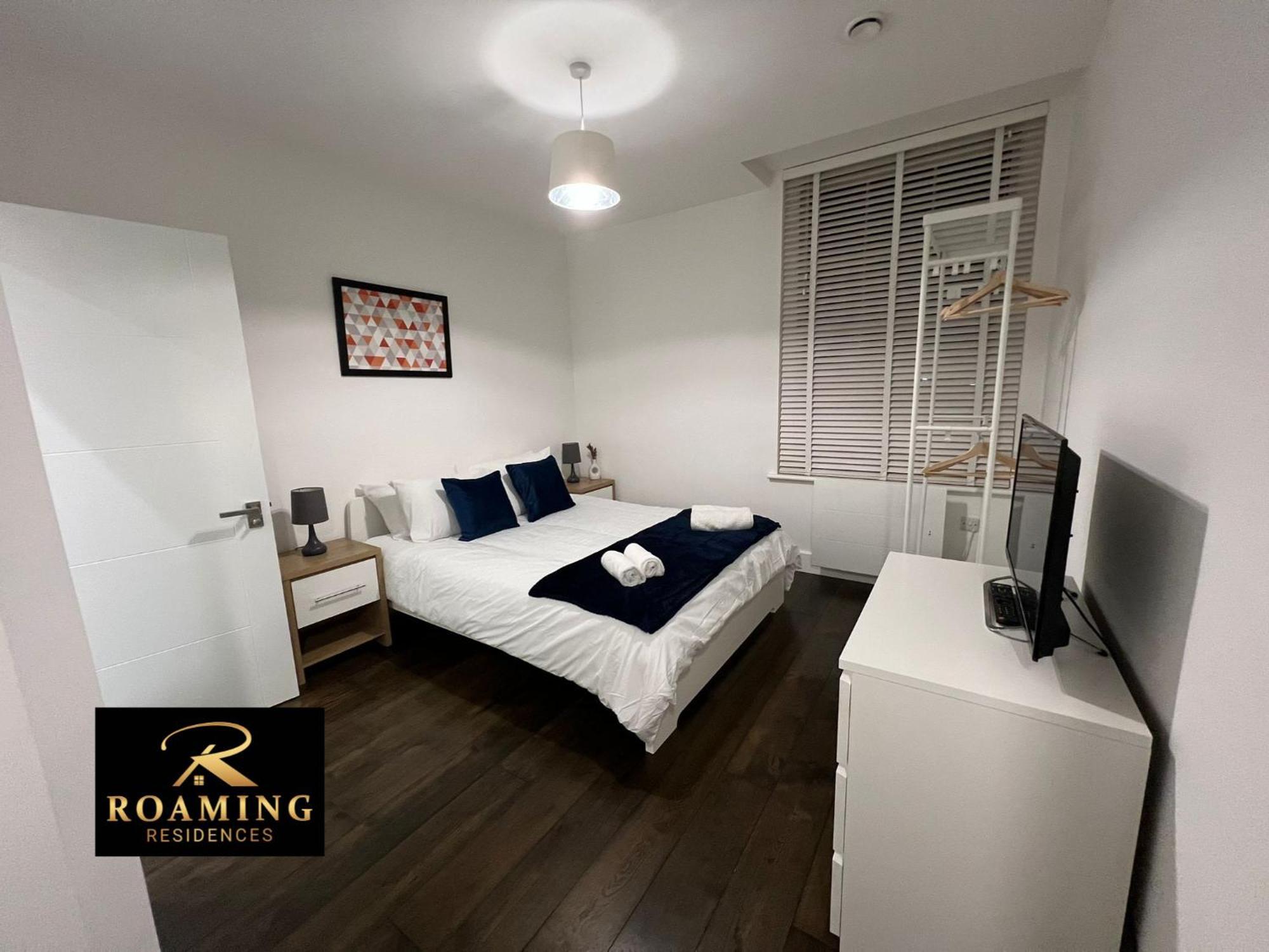 Sleeps 8 - - Free Secure Parking - 2 Bath Apartment *