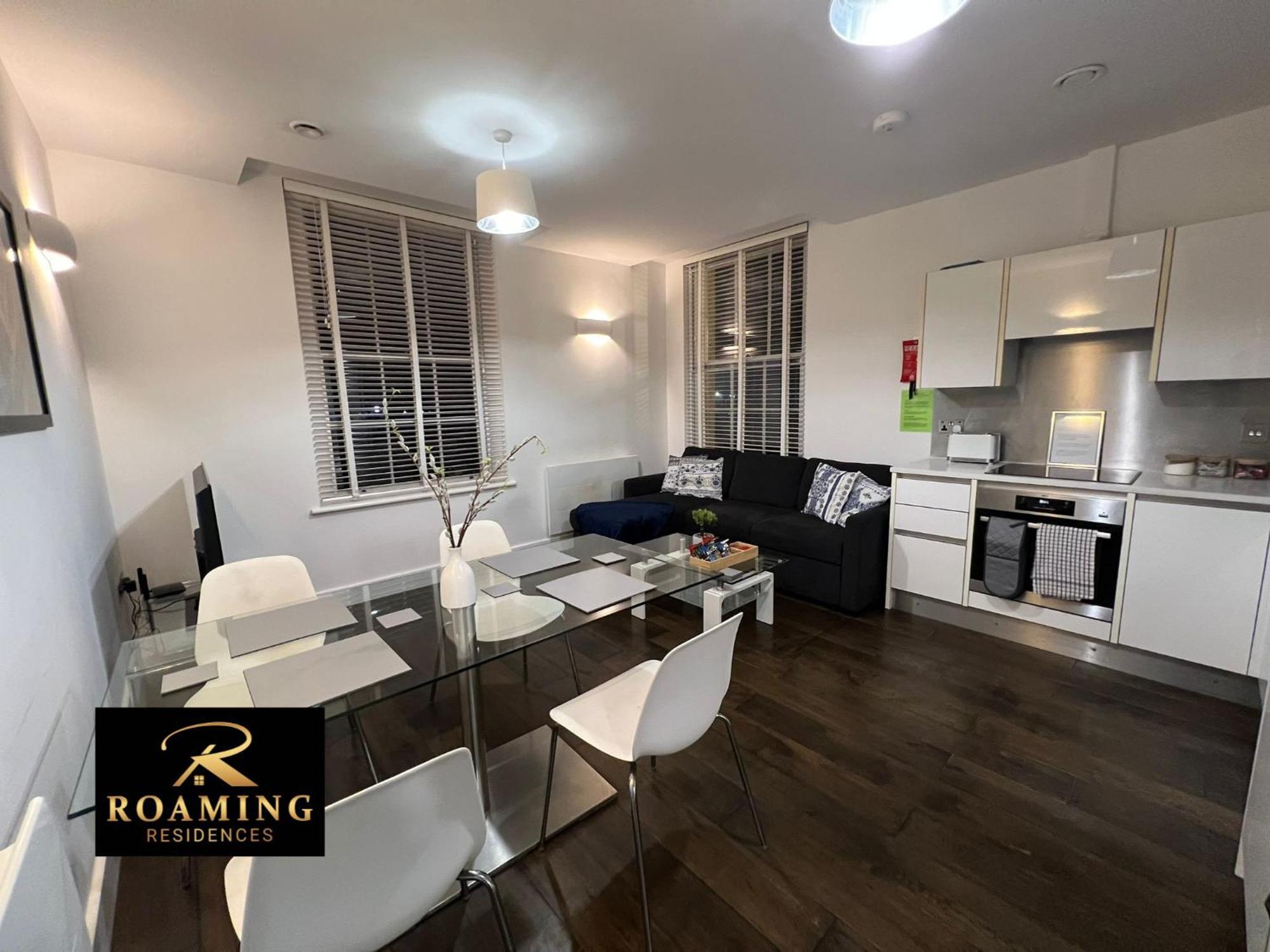 Sleeps 8 - - Free Secure Parking - 2 Bath Apartment Reading