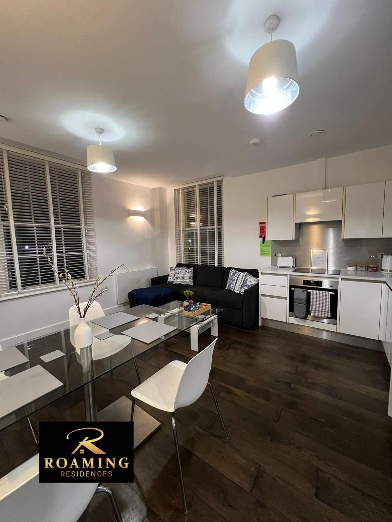 Sleeps 8 - - Free Secure Parking - 2 Bath * Reading