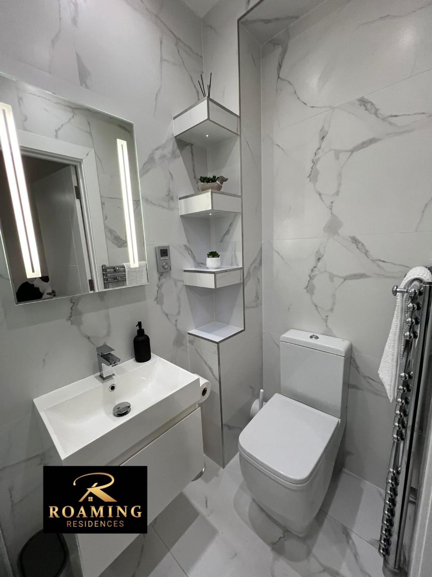 Apartment Sleeps 8 - - Free Secure Parking - 2 Bath