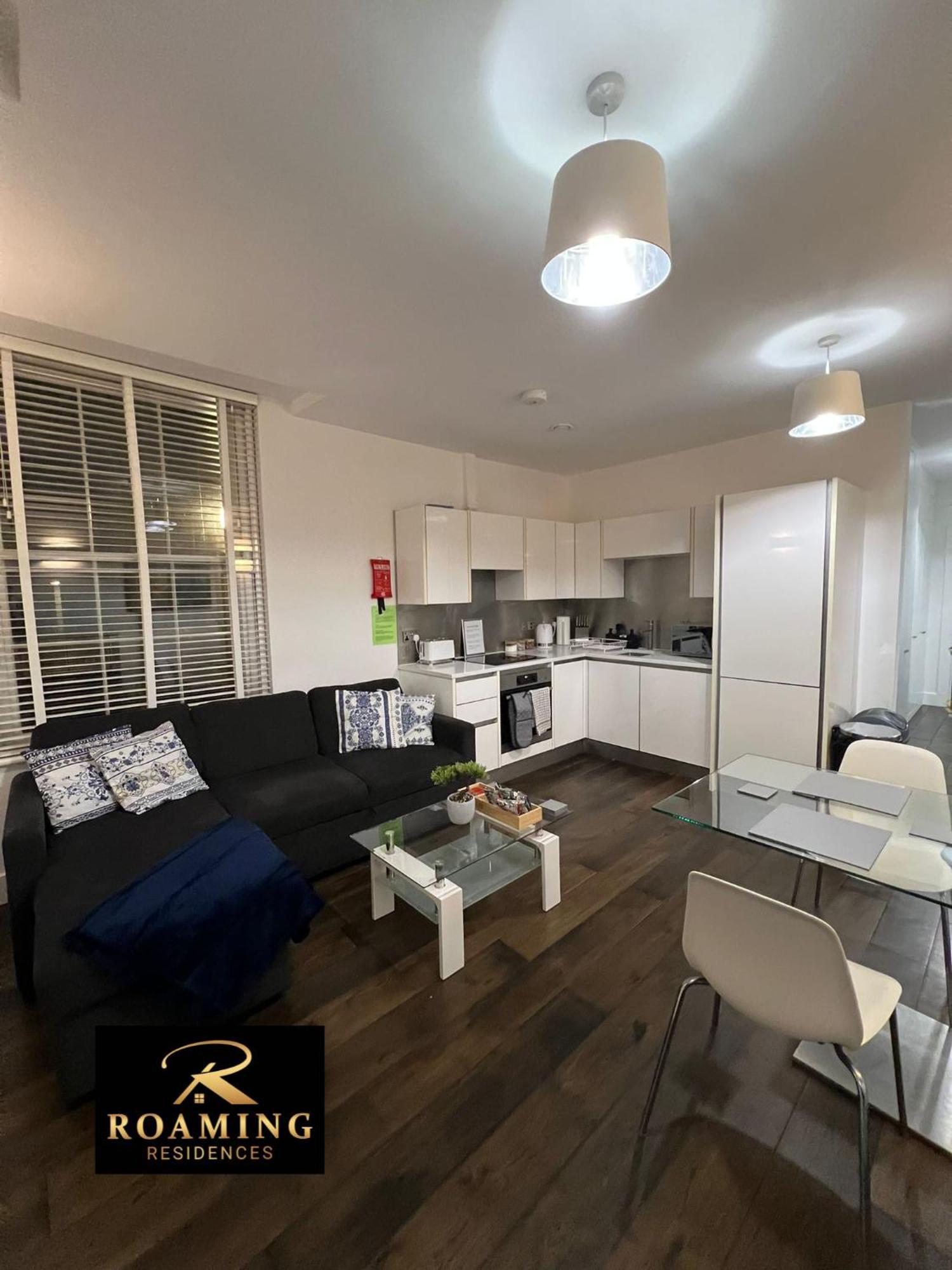 Sleeps 8 - - Free Secure Parking - 2 Bath *