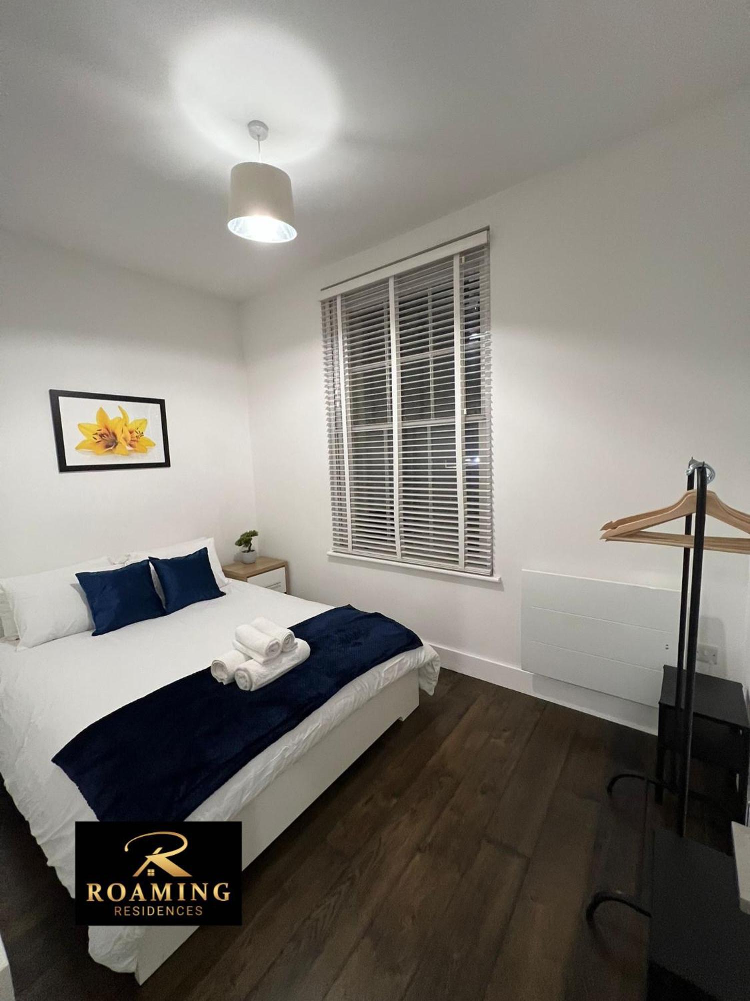 Sleeps 8 - - Free Secure Parking - 2 Bath * Reading