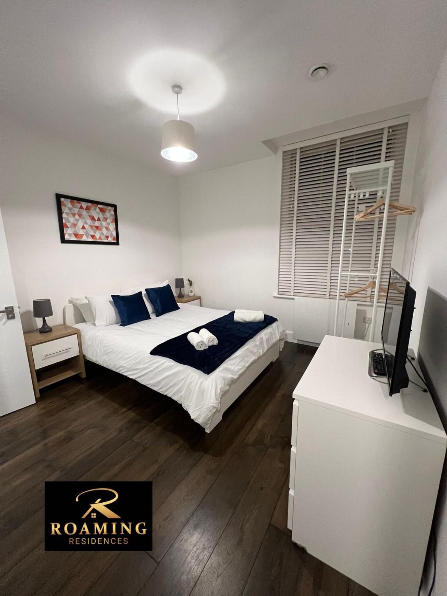 Sleeps 8 - - Free Secure Parking - 2 Bath * Reading