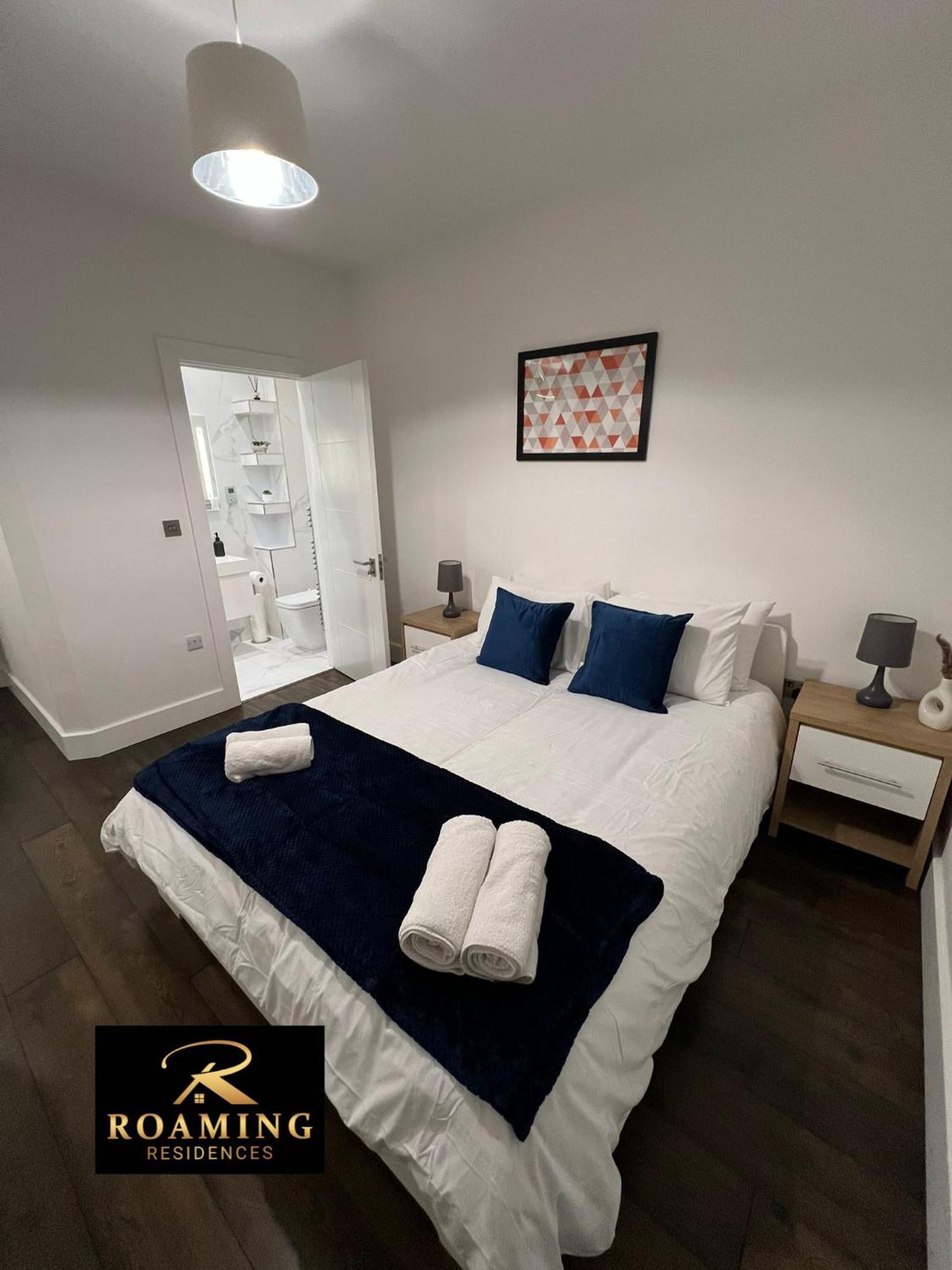 Sleeps 8 - - Free Secure Parking - 2 Bath Reading