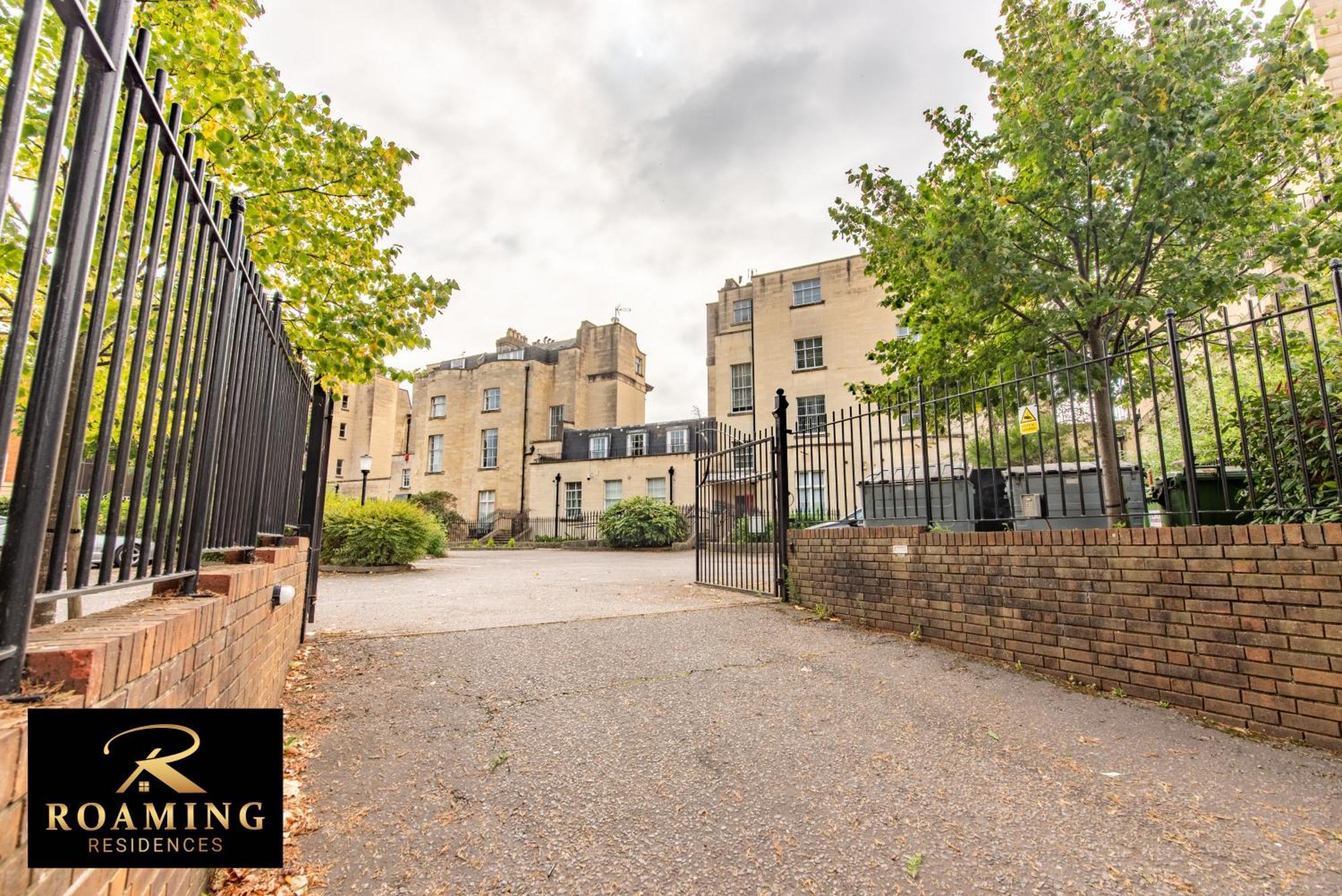 Sleeps 8 - - Free Secure Parking - 2 Bath Apartment *