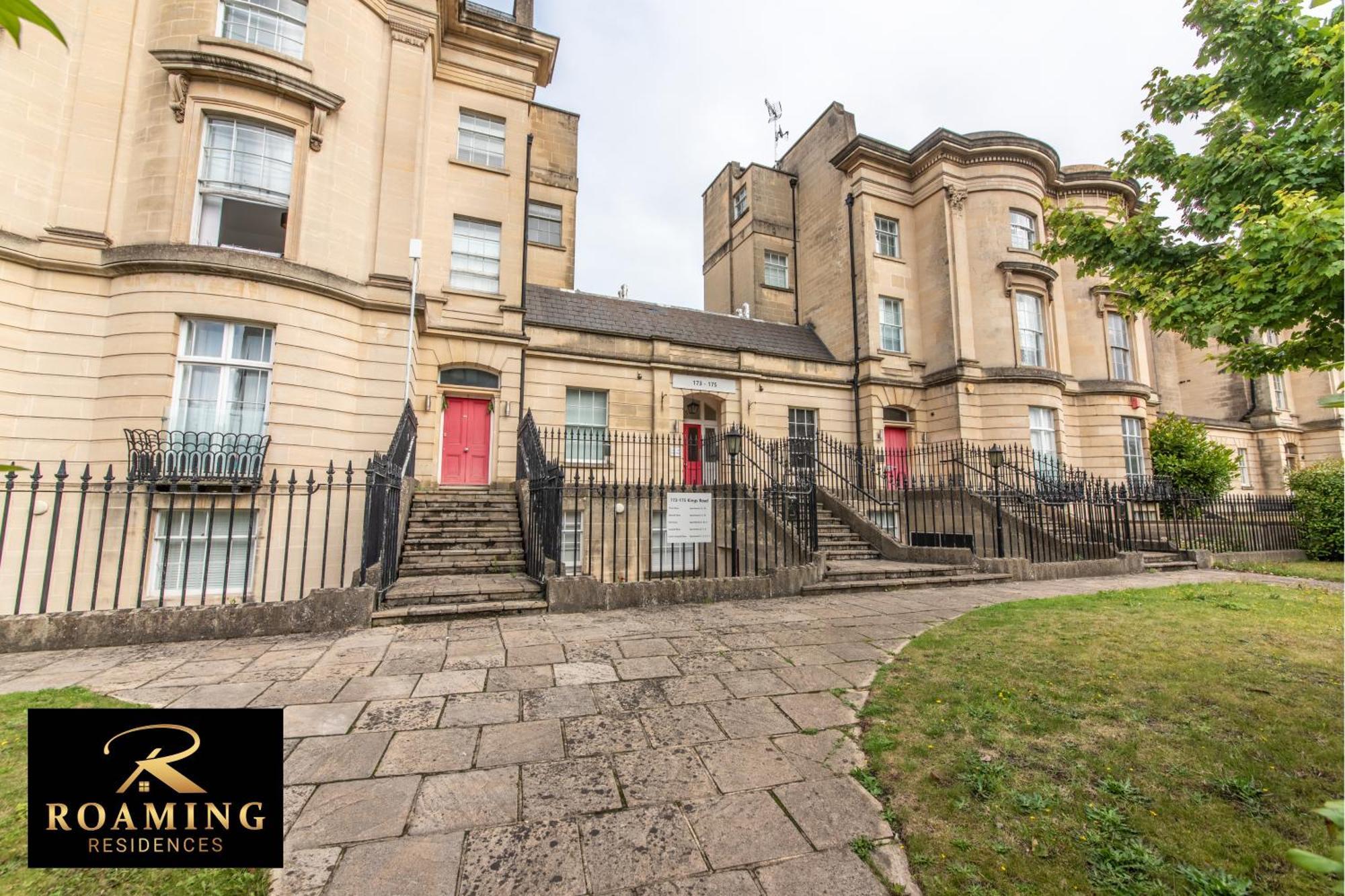 Sleeps 8 - - Free Secure Parking - 2 Bath Apartment *