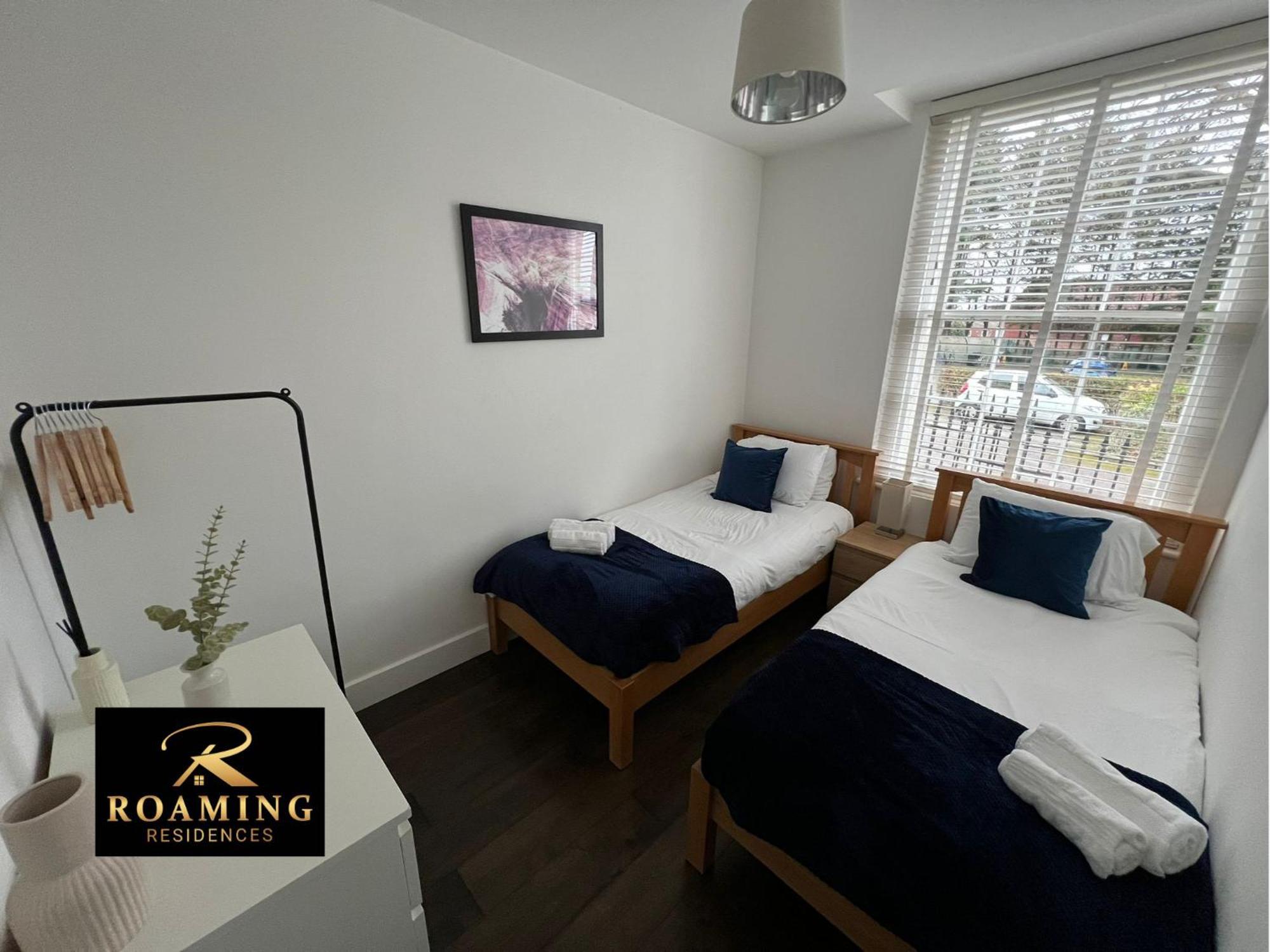 Sleeps 8 - - Free Secure Parking - 2 Bath Reading